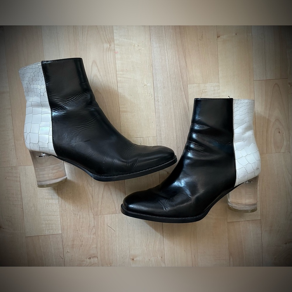 Amazing Retro Black and White Leather Ankle Boot. - Picture 3 of 8